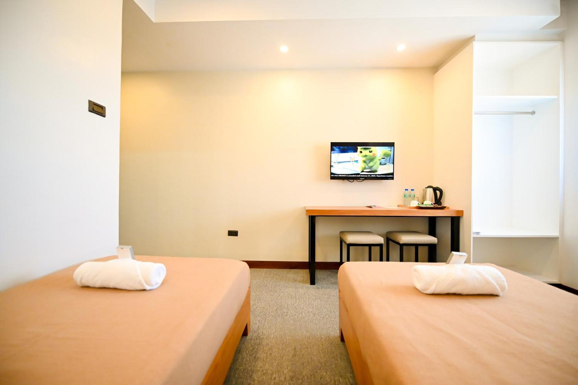 Blue Harbor Hotel Calapan Ngoại thất bức ảnh