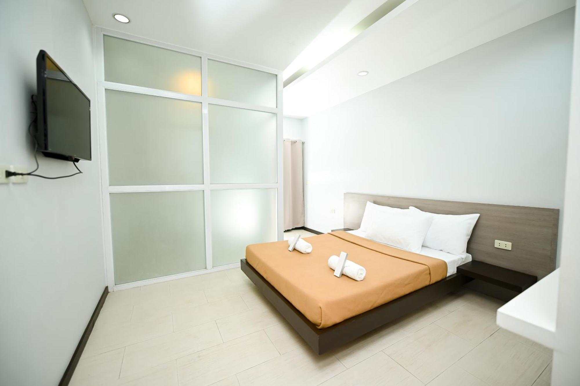 Blue Harbor Hotel Calapan Ngoại thất bức ảnh
