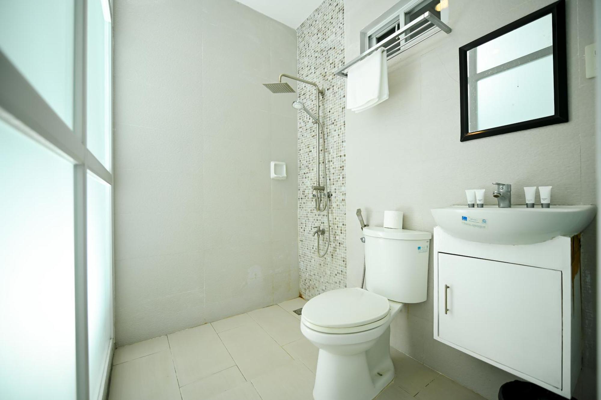 Blue Harbor Hotel Calapan Ngoại thất bức ảnh