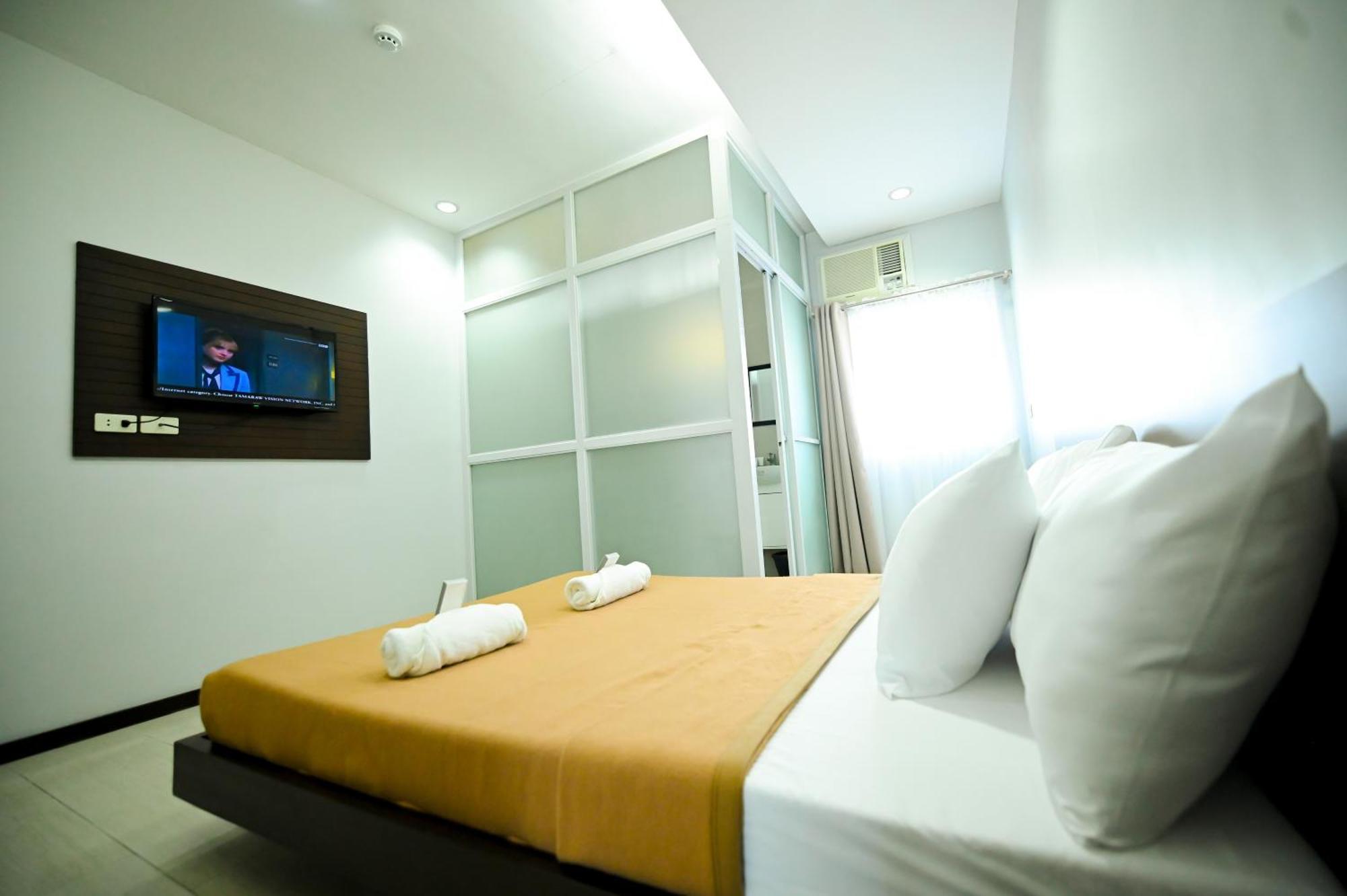 Blue Harbor Hotel Calapan Ngoại thất bức ảnh