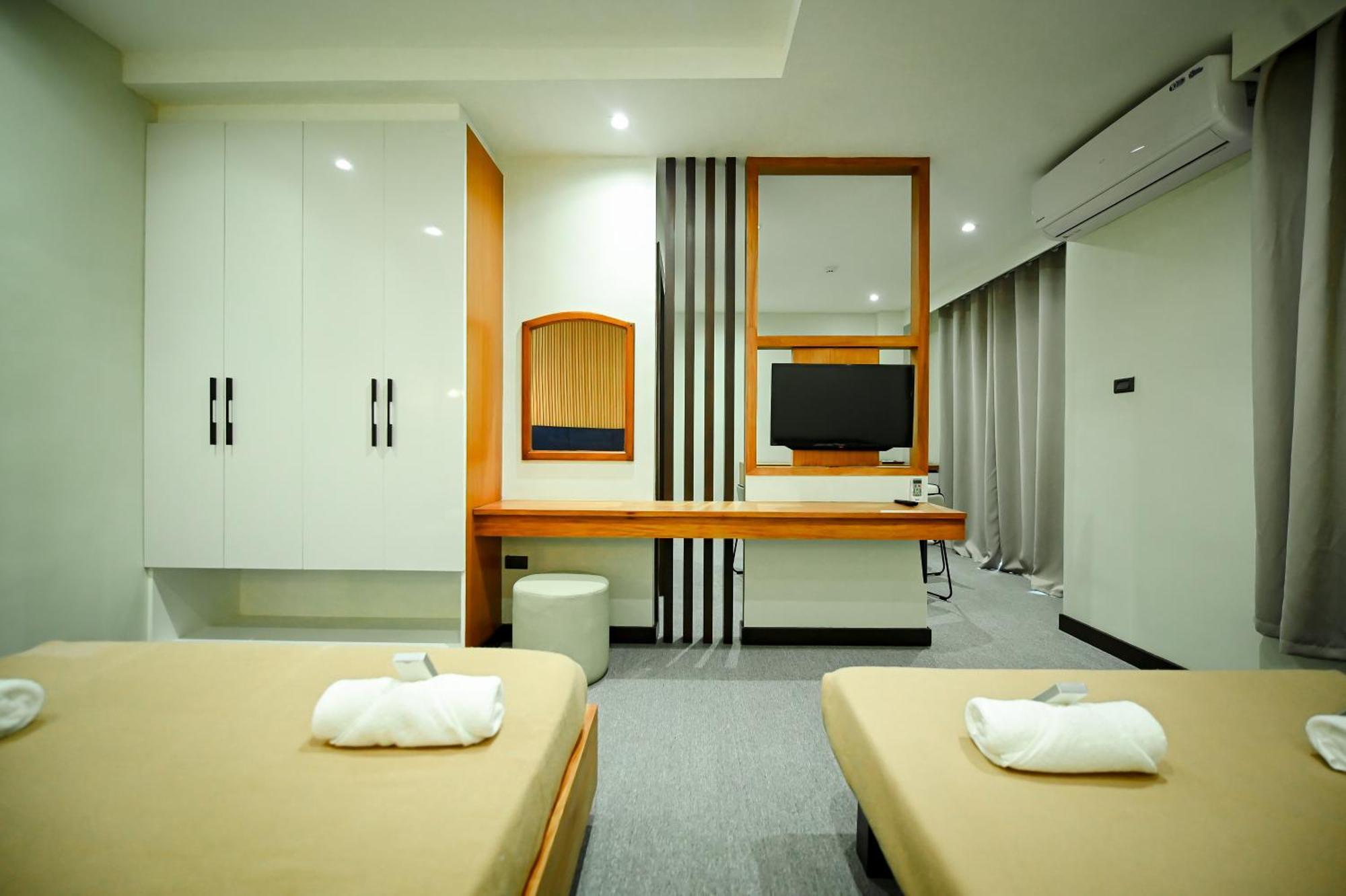 Blue Harbor Hotel Calapan Ngoại thất bức ảnh